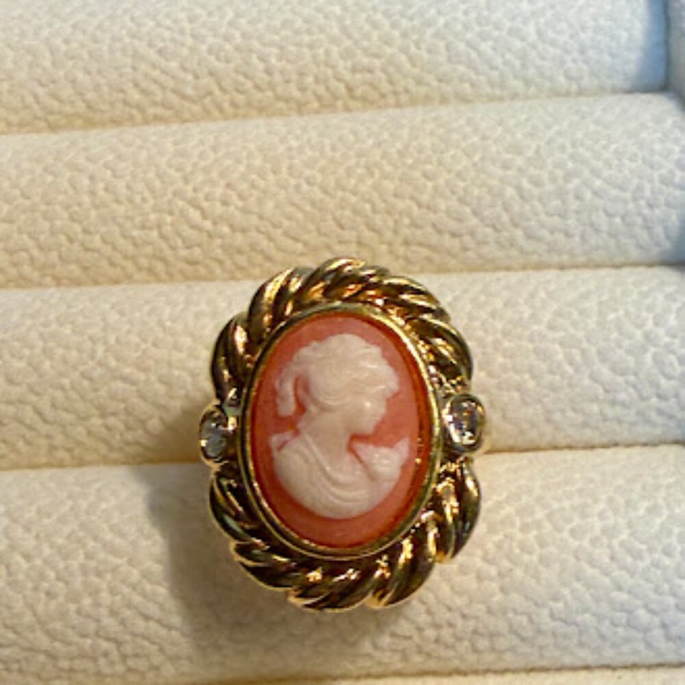 VTG ~  Avon Gold Tone Faux Cameo Ring Size 5.5
